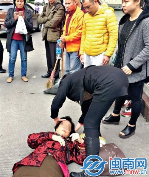 郭阿婆被撞倒头部流血，司机、路人接力救助（报料人供图）