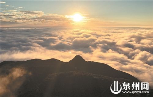 昨日下午5时左右，日落前的九仙山上出现短暂云海奇观。进入冬季，冷空气将至，九仙山上经常会出现云海。