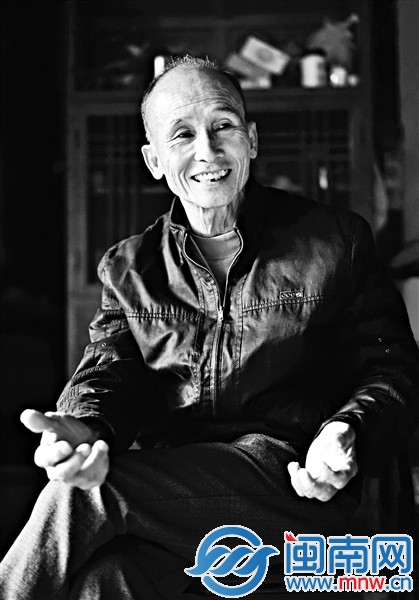说起自家老宅的历史，粘添福充满了自豪
