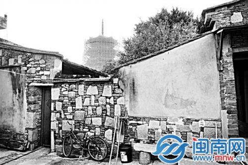 古厝靠近开元寺，抬头就能看到修缮中的东塔