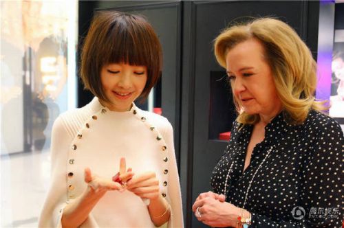 鲁豫被批没文化访谈节目翘脚 近况还是瘦瘦的