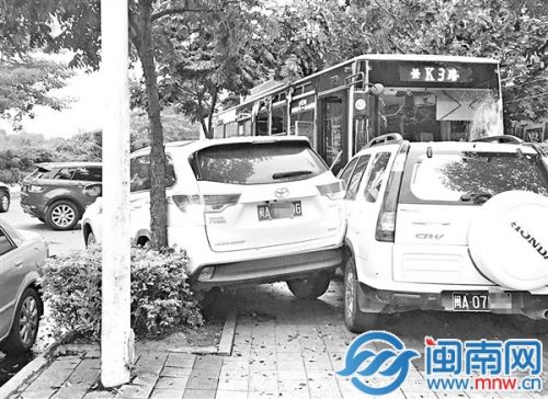 福州一公交车司机突发脑梗 逆行连撞3部车(图)-闽南网