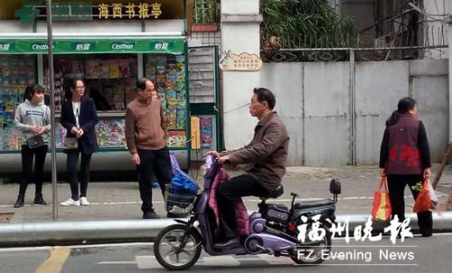 北大路限行公交车改道 站台没提示乘车市民空等 北大路限行公交车改道 站台没提示乘车市民空等