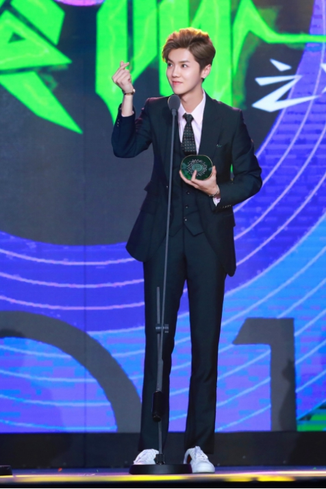 2017爱奇艺尖叫之夜鹿晗领奖+采访 CUT完整