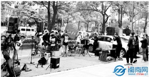 在他们的心里，停车位属于城市的空间，不应该是冷冰冰的，他们在停车位上打游戏，唱歌