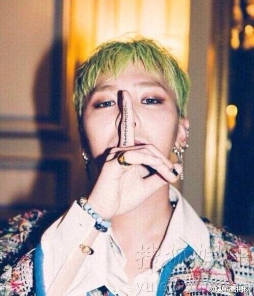 新纹身+绿头发 权志龙这身装扮可能回不了家