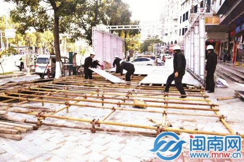 晋江市区长兴路利郎路段，一违法售卖点被执法人员当场拆除