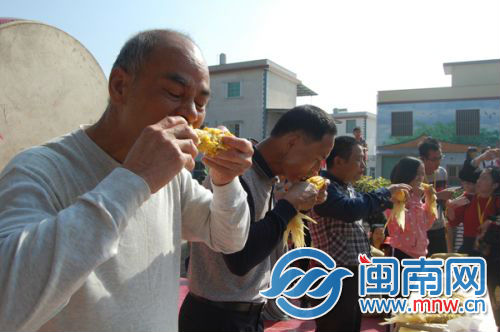 现场举行吃玉米比赛，吃最多最干净者获胜.jpg