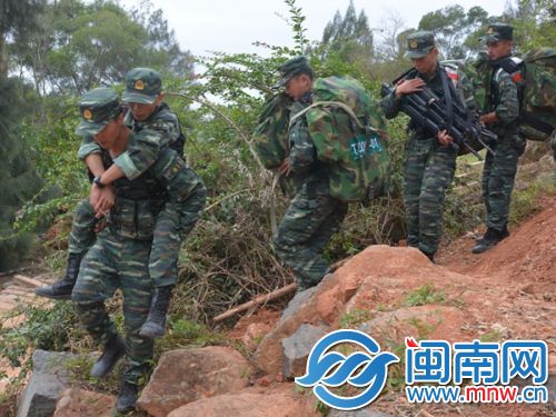 训练中，抢运伤员