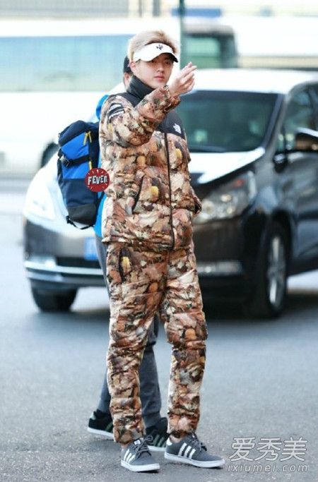 吴亦凡机场穿红色羽绒服与大妈撞衫 吴亦凡机