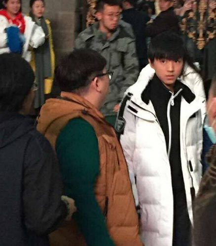 王俊凯现身重庆大学参加艺考报名 人气太高现