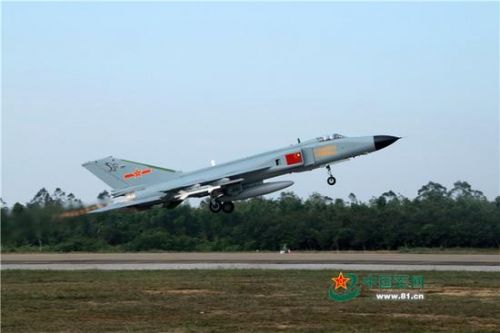 南部战区空军7名领导卸任改当飞行员 表现抢眼