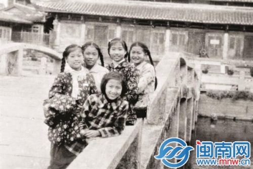 1959年泉州市少年儿童剧团于泉州孔庙留影