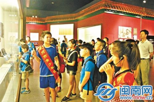 海丝小导游在闽台缘为来宾讲解