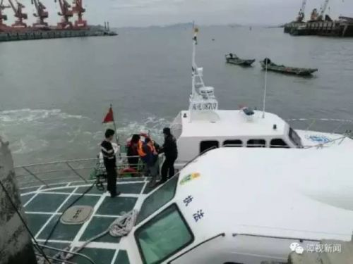 获救人员转移上岸