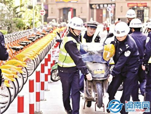 昨日下午，交警清理小黄人万达站点乱停放的电动车