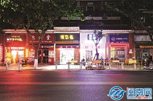 昨晚10时许，18个锁车柱已装好