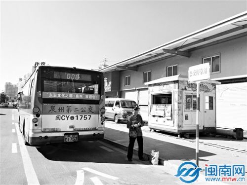 招呼站牌处将挂公交路牌