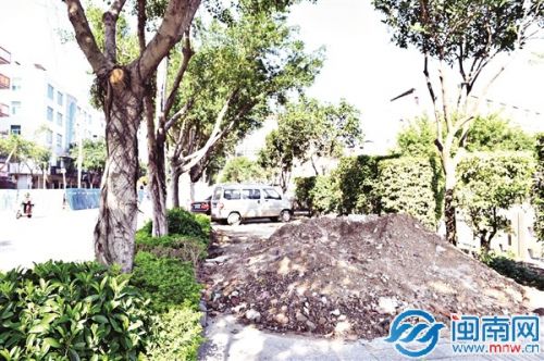 笋江路人行道堆了好久的土堆没人清理