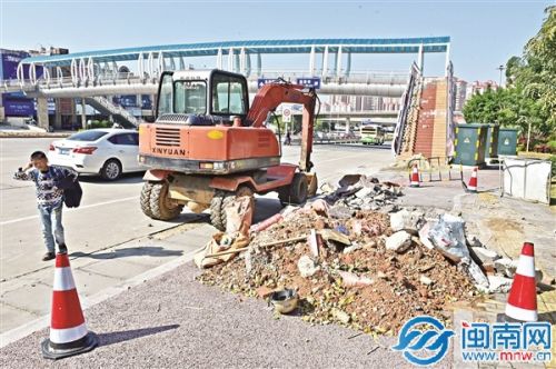 东海大街检查井施工,渣土未防尘处理