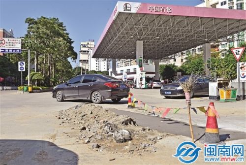 宝洲街路面施工后沙土随意堆放未处理