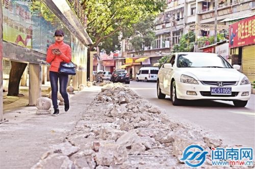 金山社区一路面开挖,没有围挡和警示标志