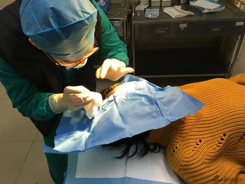 武大校花黄灿灿拍戏被砸 头部一厘米伤口清晰