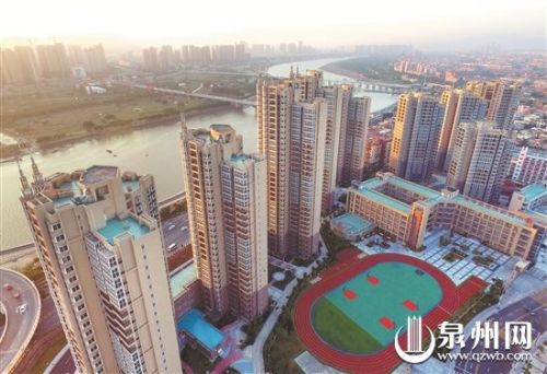 记者从空中拍摄的田安路南拓一、二期及浦西城市综合体安置住宅小区。