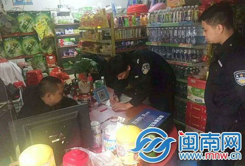 民警對(duì)便利店進(jìn)行安全檢查