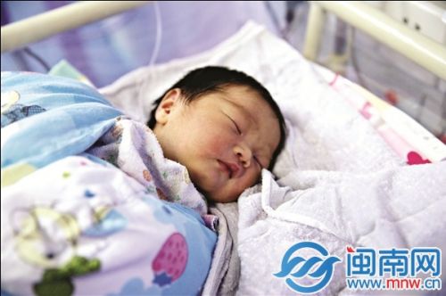 被弃女婴身体健康,清秀可爱