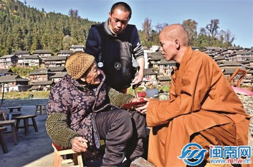 理刚师父带少林弟子慰问当地百岁老人