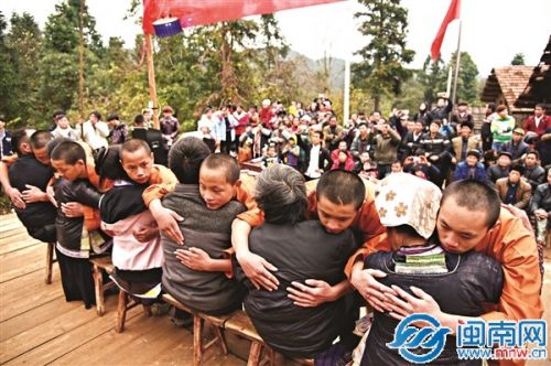 孩子们学会了感恩,拥抱父母