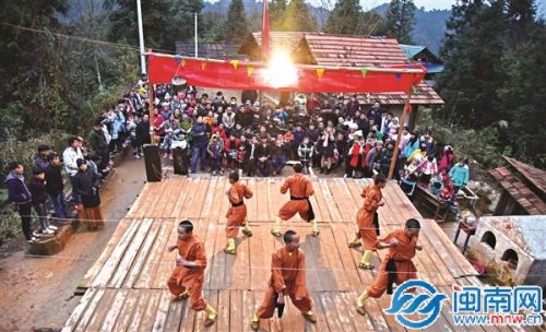 弄团寨子里,孩子们的精彩武术表演,吸引了全村老少前来观看