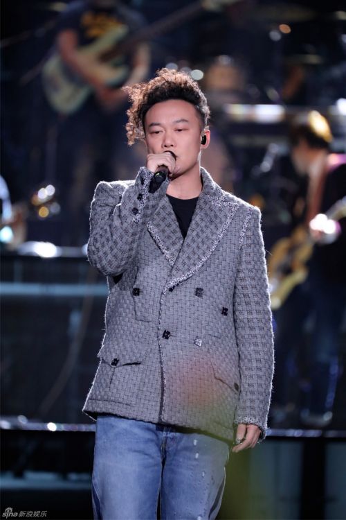 东方跨年:罗晋唐嫣虐狗 张继科赵丽颖合唱《私