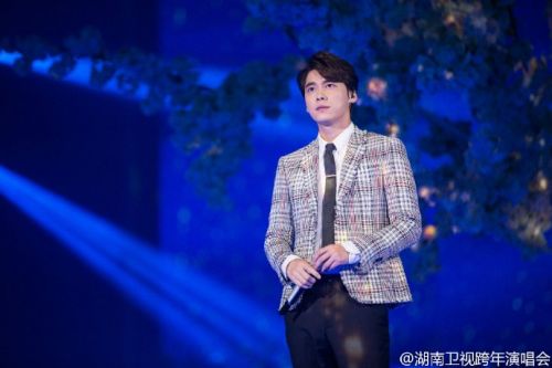 李易峰撩易烊千玺完整视频 2017湖南卫视跨年