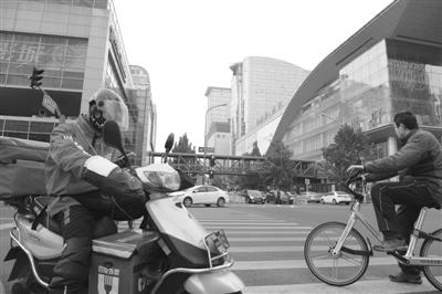 美团外卖百度外卖给送餐员交社保和保险吗 工