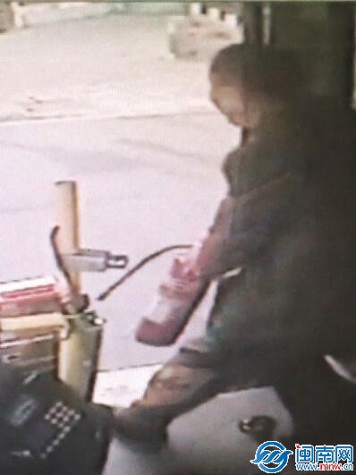 胡师傅上车找灭火器