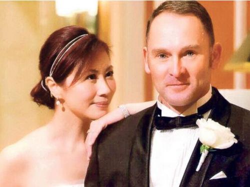 9岁港姐杨宝玲携子嫁初恋情人 儿子接受Gav做