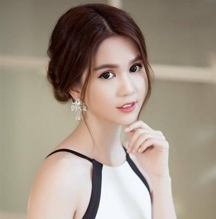 韩式盘发发型图片 用百合花当发饰