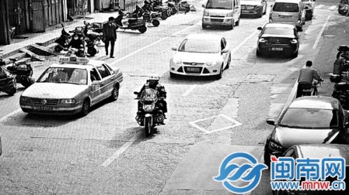 事发监控显示：两名骑摩托车的交警为身后的白色小车开道