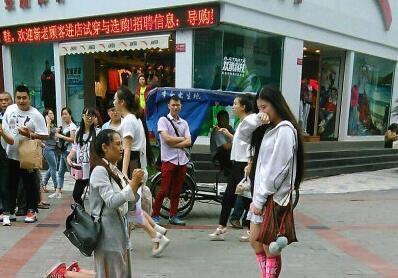 女同性恋现场求婚 被接受后与女朋友深情相拥(多图)