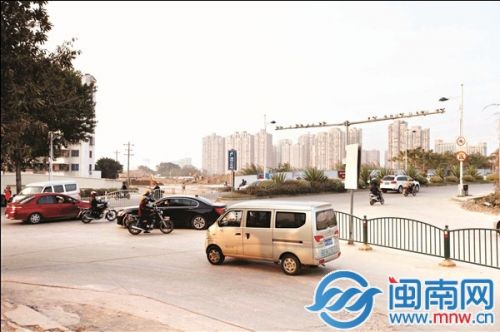 战备大桥桥南路口，交通混乱，引起委员关注