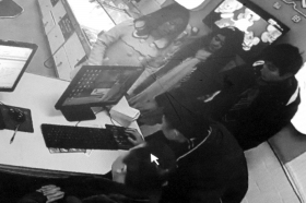 蹊跷顾客趁人不备在手机店老板电脑留下神秘信息