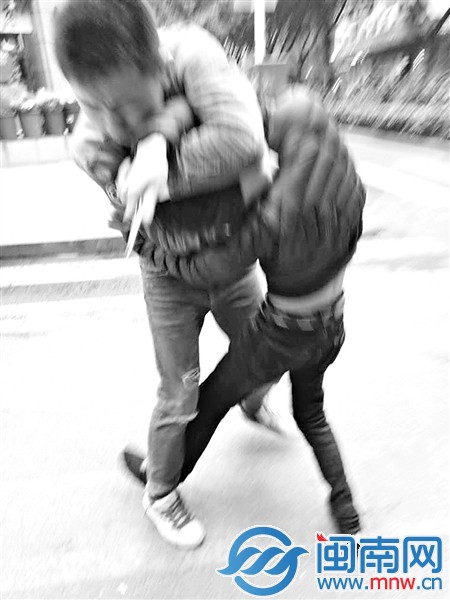 路人拍下失主（左）擒住手拿镊子的扒手（右）的画面