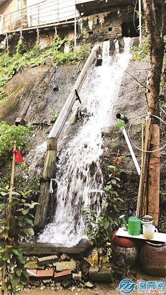 上方排水沟老往小区内溢水,小区业主烦不胜烦