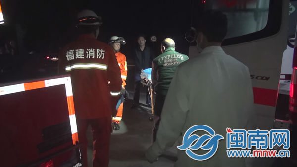 1484621607263074831.jpg 小车司机受伤送医_副本.jpg