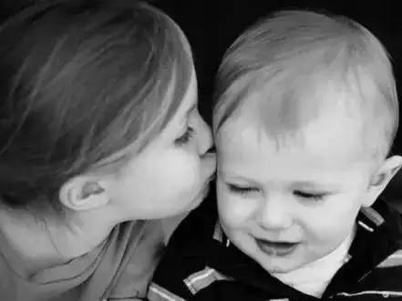 6岁姐姐打哭2岁弟弟获网友疯狂点赞 孩子不能这样教育