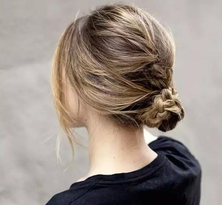 低发髻盘发发型图片 鸭子嘴发饰用来固定