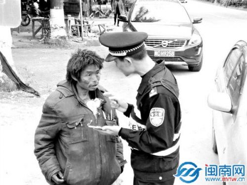 民警陳海偉在詢問劉雄的狀況