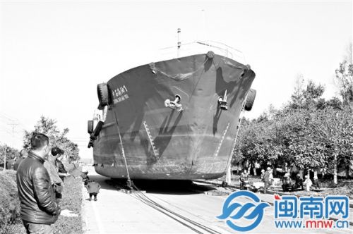 油輪從船廠途經(jīng)石獅大道，將運(yùn)行至學(xué)院水上訓(xùn)練基地